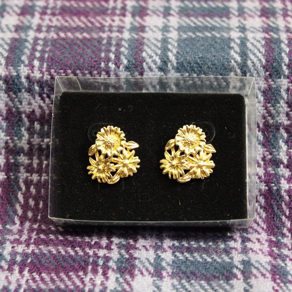 NOS Sarah Coventry Flower Pierced Earrings - Picture 2 of 2